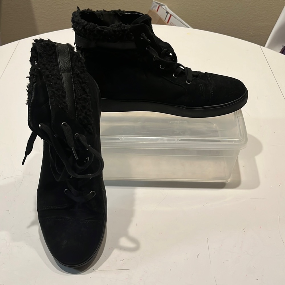 Size 11 high top sneaker shoe Seride and leather